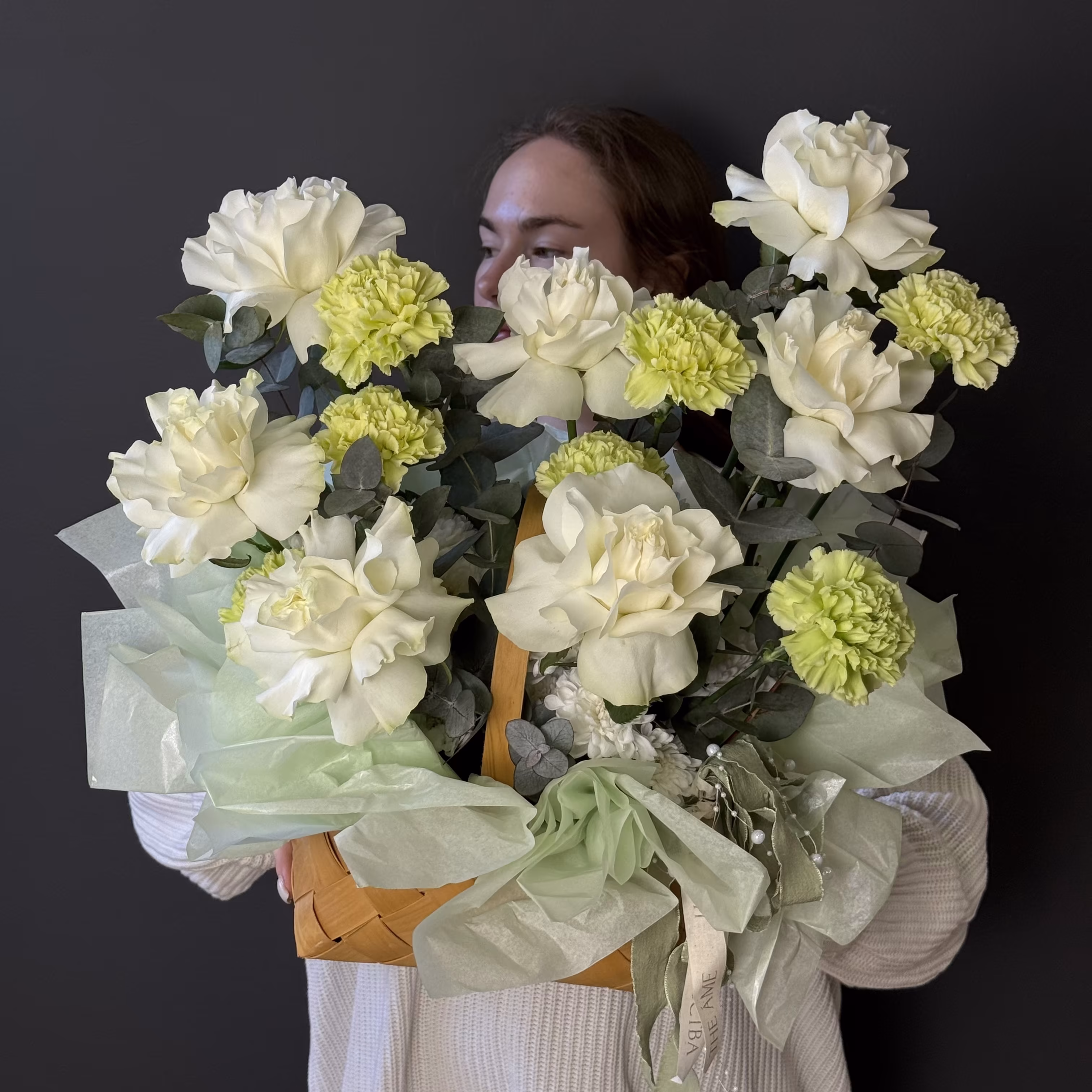 Корзина с цветами с хризантемой, зеленой гвоздикой и розой заказать в Сочи с доставкой на дом