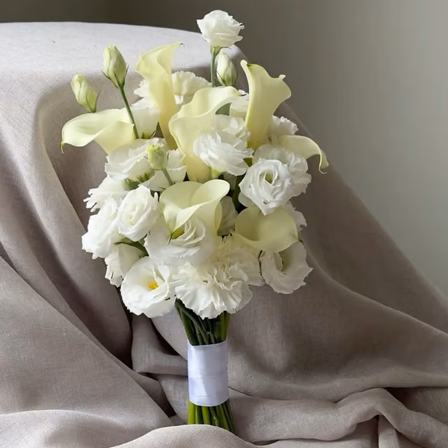 Свадебный букет с каллами, эустомой и гвоздикой — THE ÁME Flowers