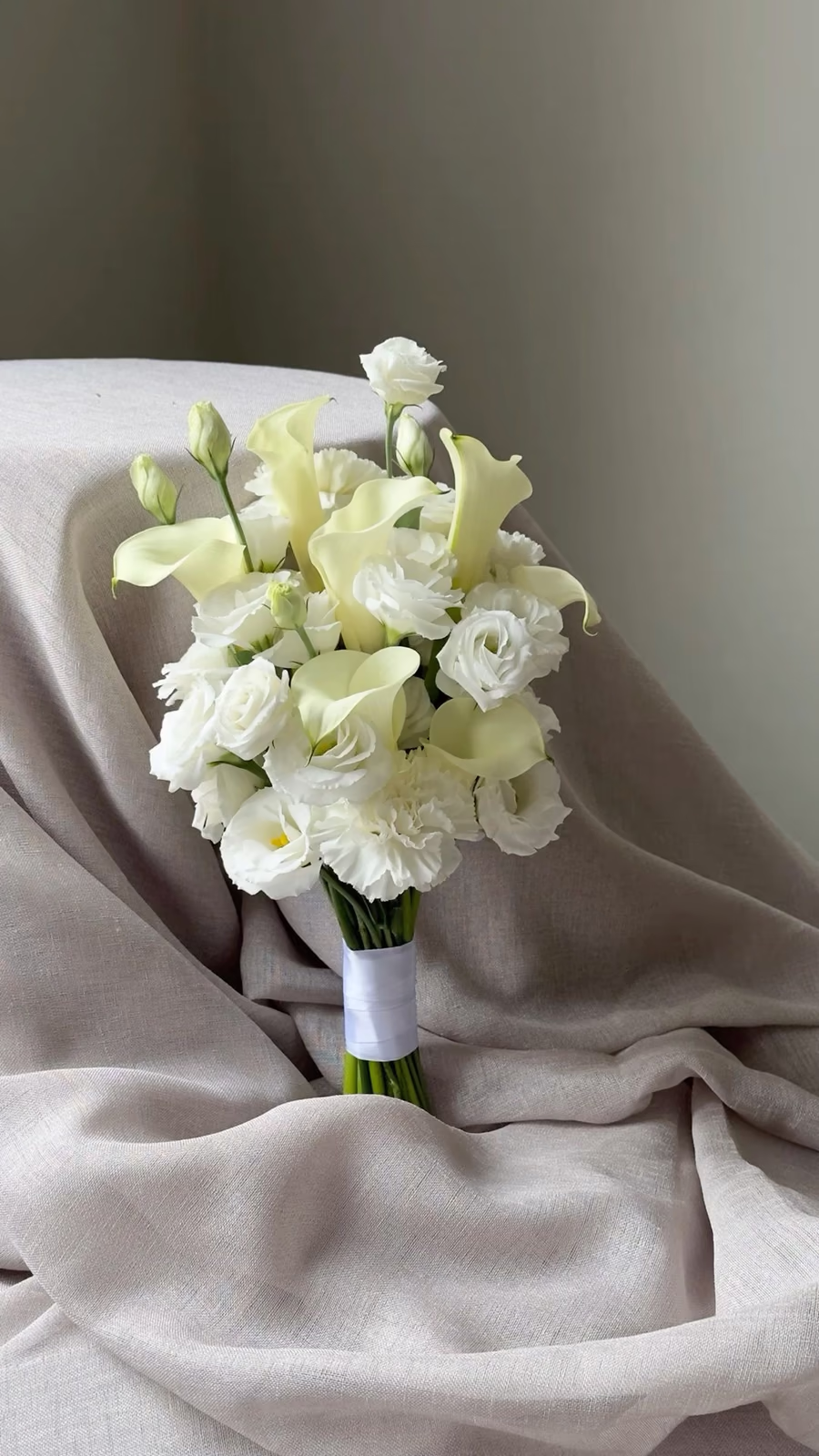 Свадебный букет с каллами, эустомой и гвоздикой — THE ÁME Flowers