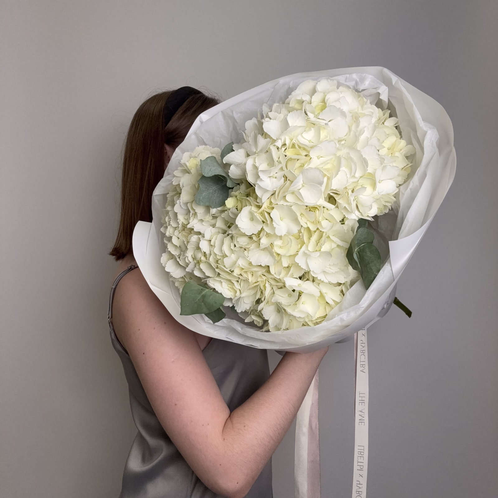 Букет из 3 белых гортензий с эвкалиптом «Белое облако» — THE ÁME Flowers