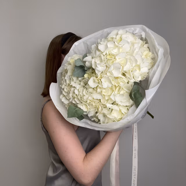 Букет из 3 белых гортензий с эвкалиптом «Белое облако» — THE ÁME Flowers