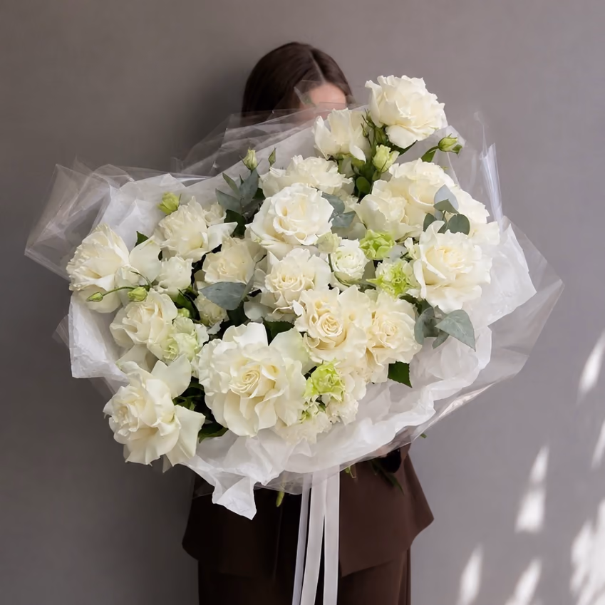 Большой белый букет из роз и эустомы — THE ÁME Flowers