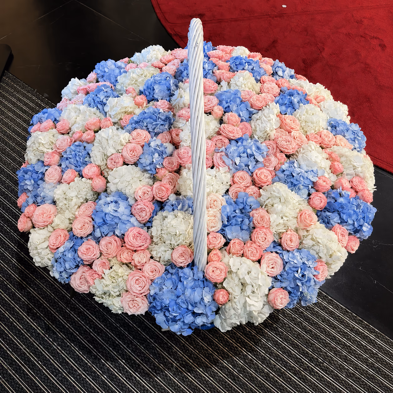 Огромная корзина из гортензий и пионовидных роз — THE ÁME Flowers
