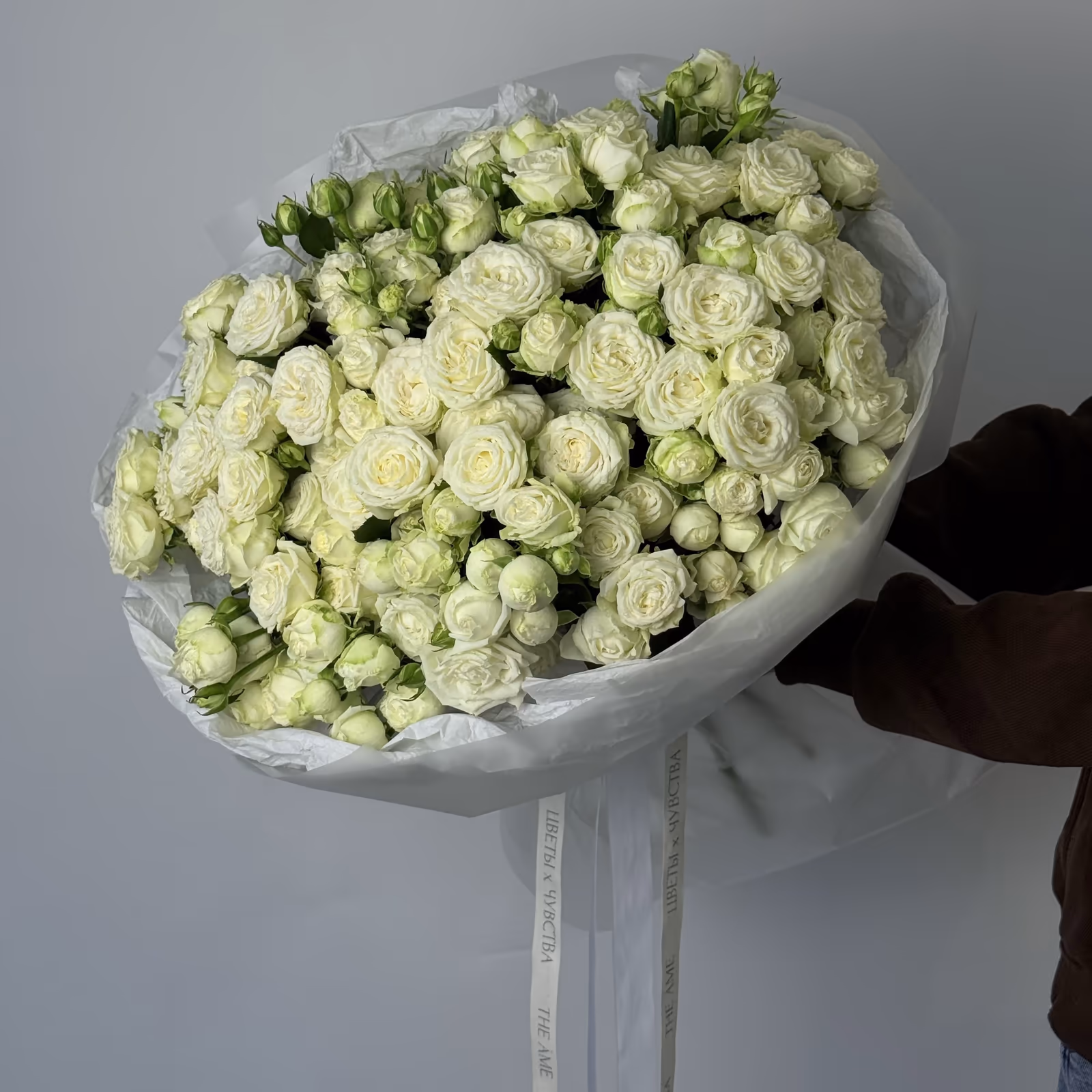 Монобукет из 31 кустовой пионовидной розы «Белое облако» — THE ÁME Flowers