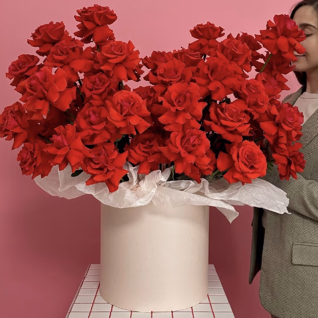 Коробка с французскими розами нина — THE ÁME Flowers