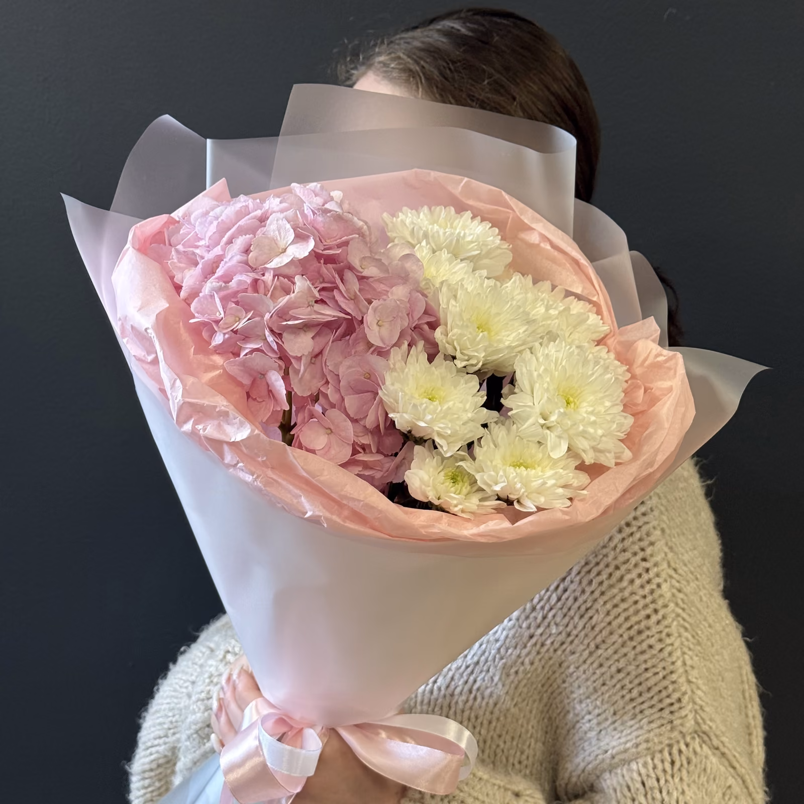 Авторский букет «Нежность» из розовой гортензии и белых хризантем — THE ÁME Flowers