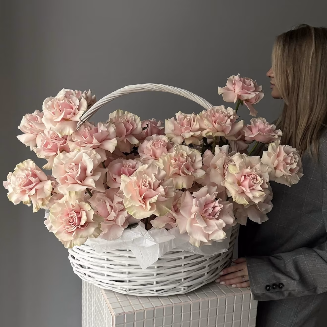 Большая корзина с 51 французской розой в Сочи с доставкой на дом — фото 2