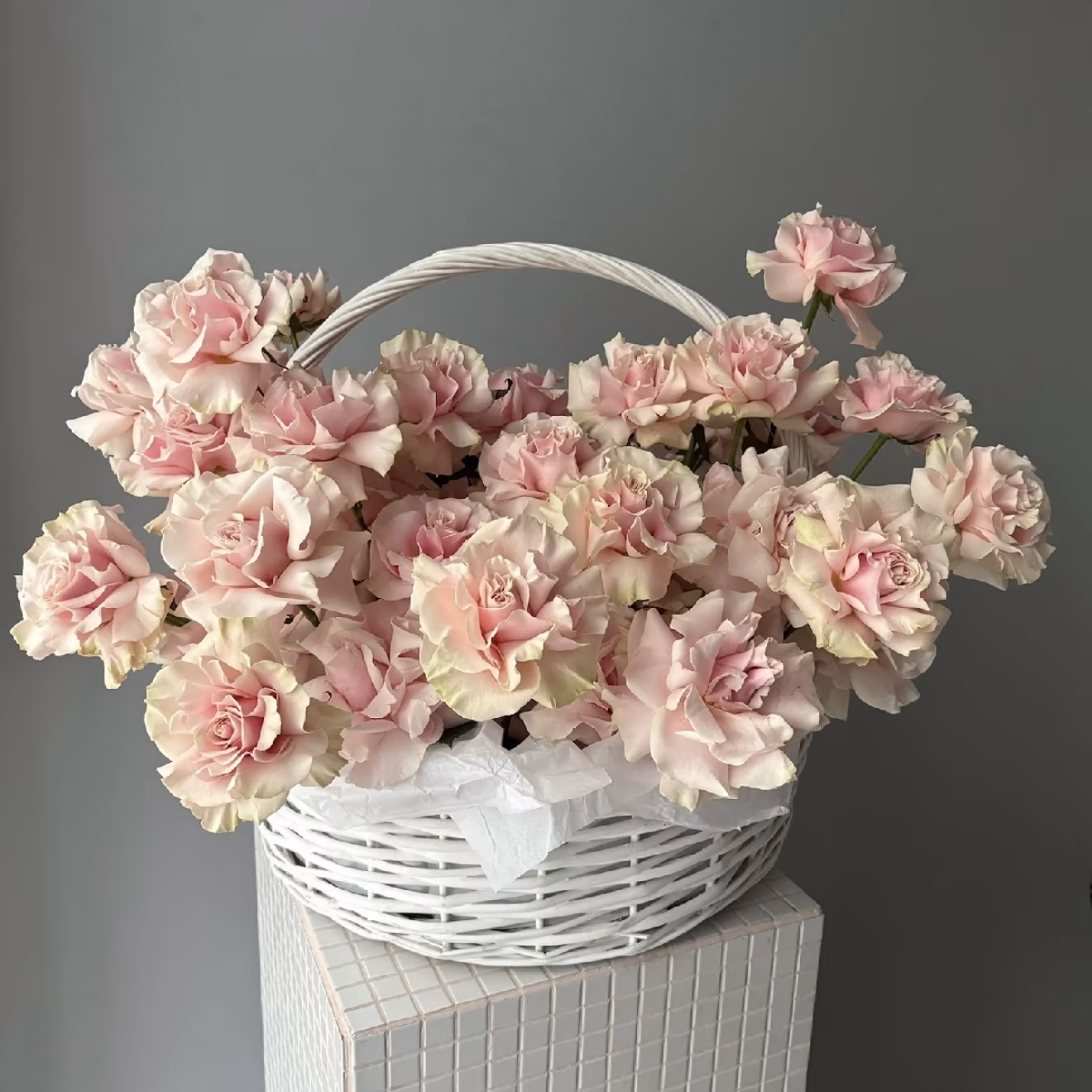 Большая корзина с 51 французской розой в Сочи с доставкой на дом — фото 3