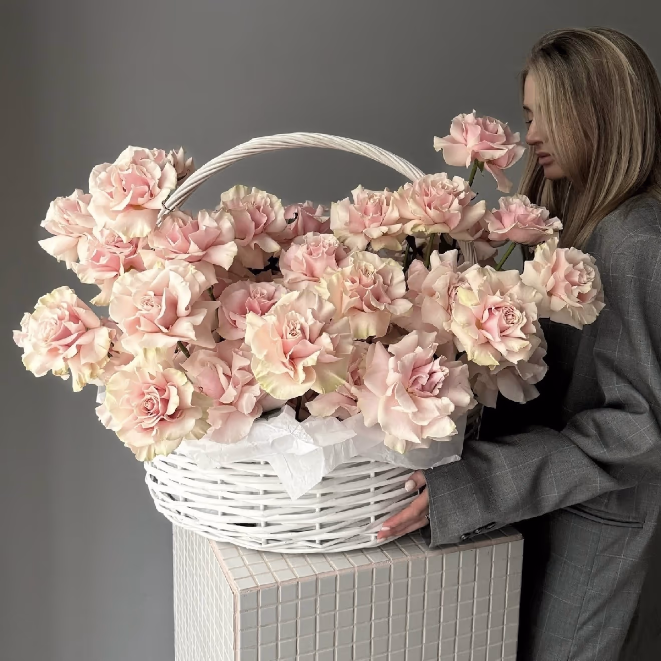 Корзина с Французской Розой 51шт — THE ÁME Flowers