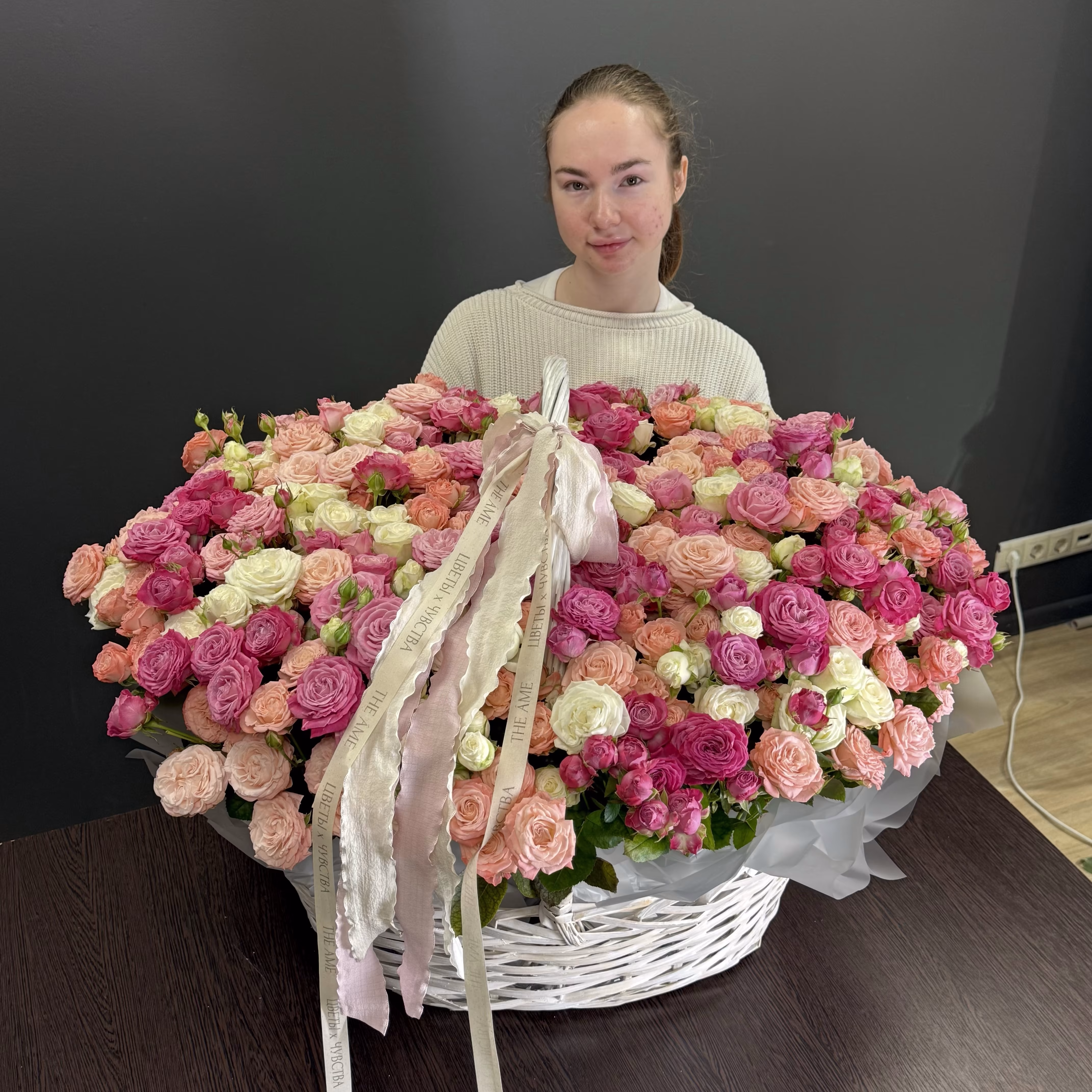 101шт пионовидная кустовая роза в корзине