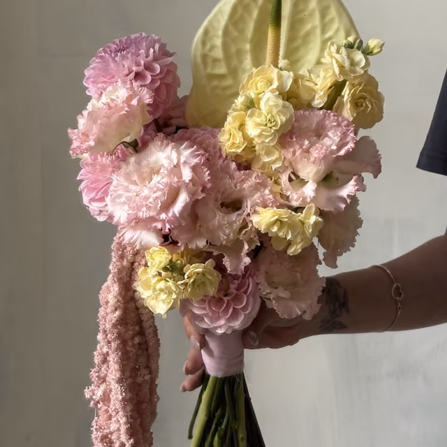 Букет невесты из эустомы, амаранта и маттиолы — THE ÁME Flowers