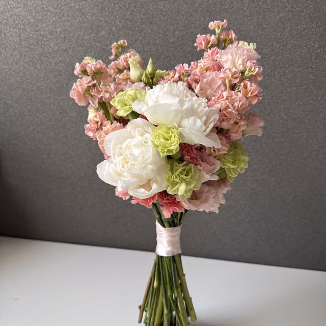Букет невесты с пионами и маттиолой — THE ÁME Flowers
