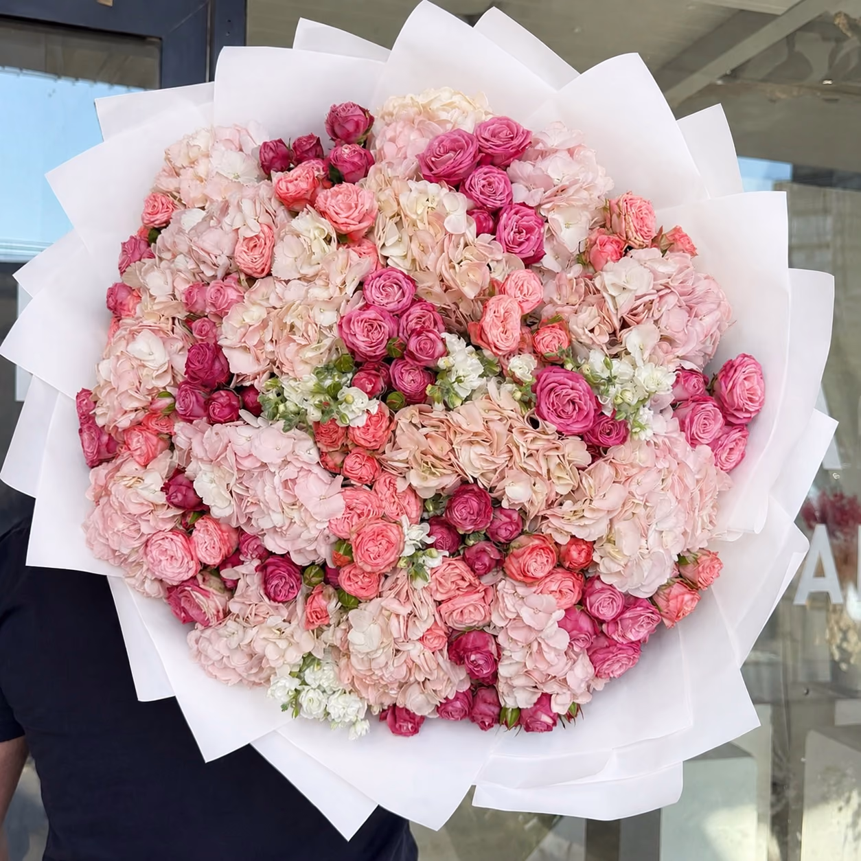 Огромный букет из гортензий и пионовидных роз — THE ÁME Flowers