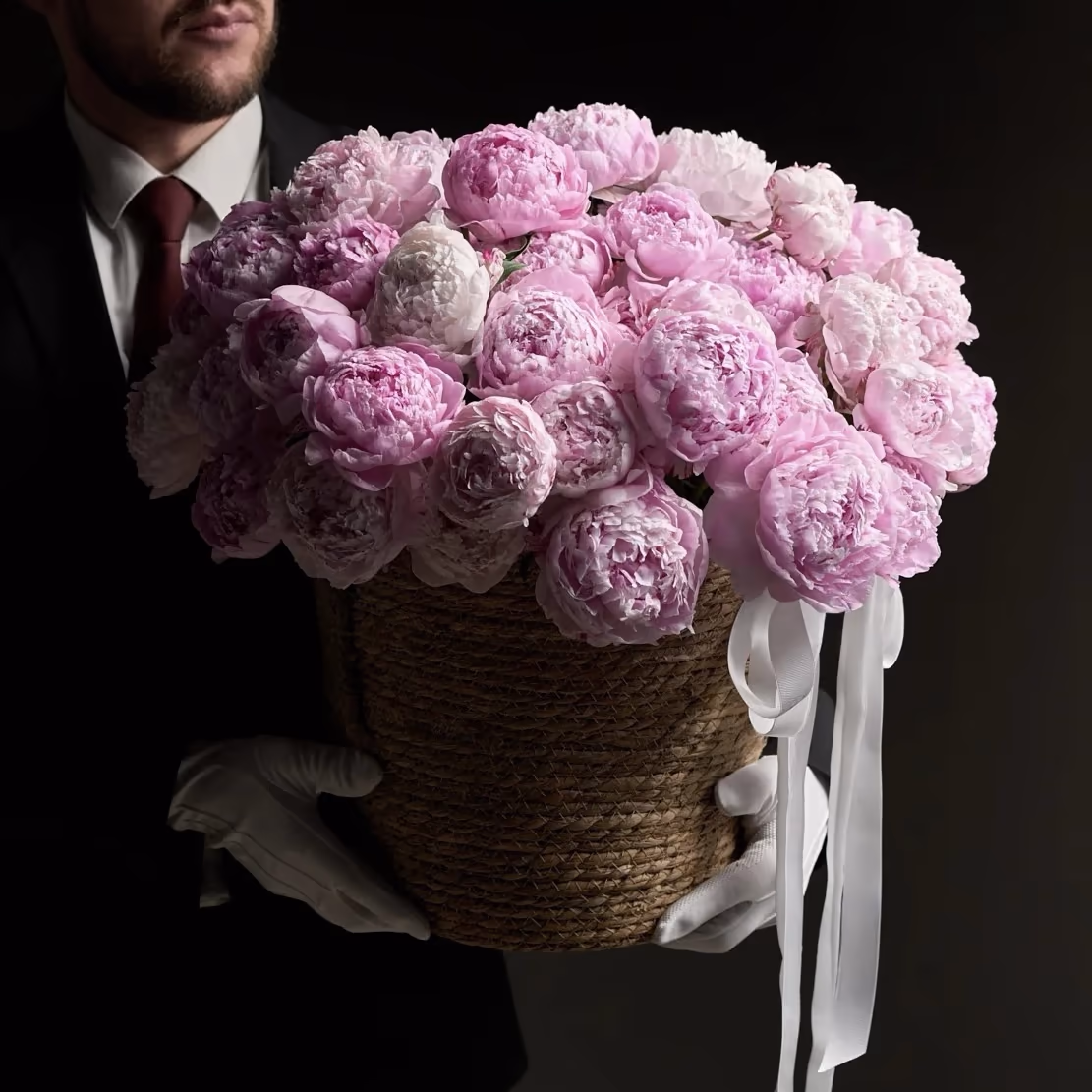 Пионы в плетеной корзине — THE ÁME Flowers