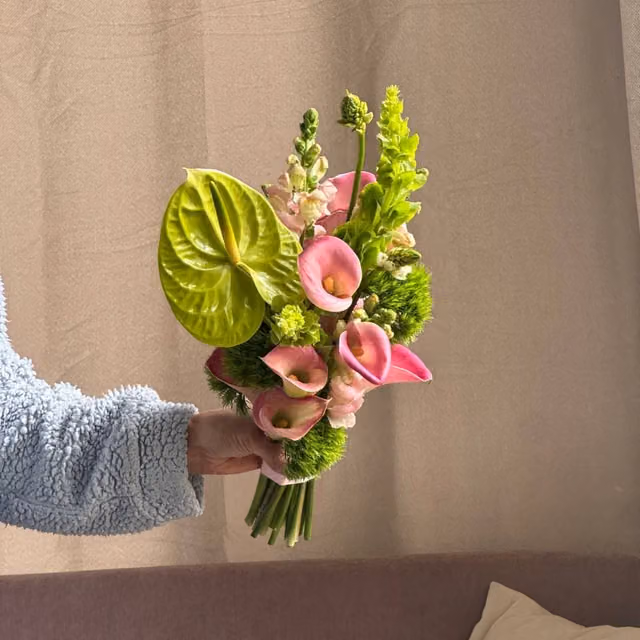 Свадебный букет с розовыми каллами и антуриумом — THE ÁME Flowers