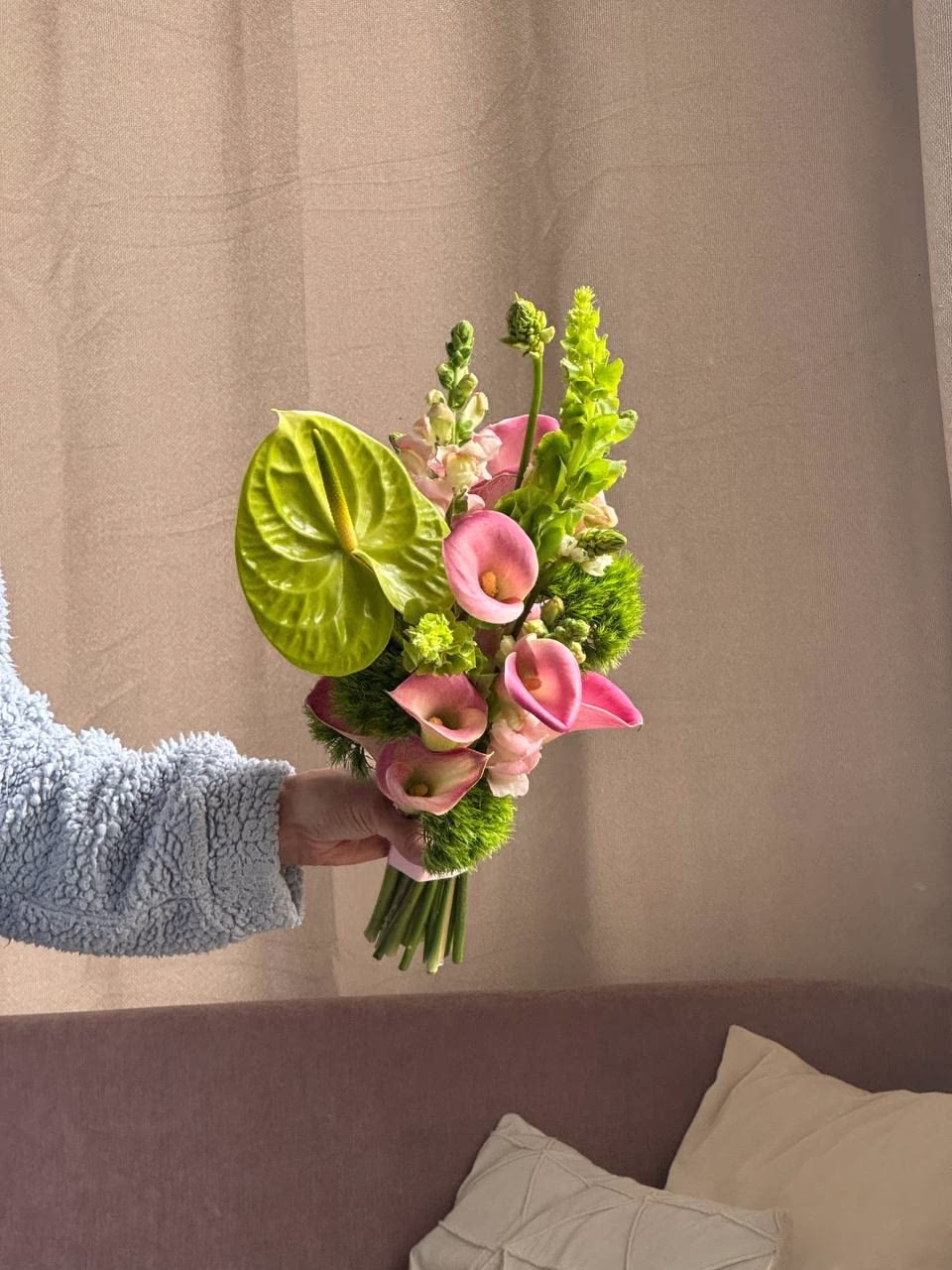 Свадебный букет с розовыми каллами и антуриумом — THE ÁME Flowers