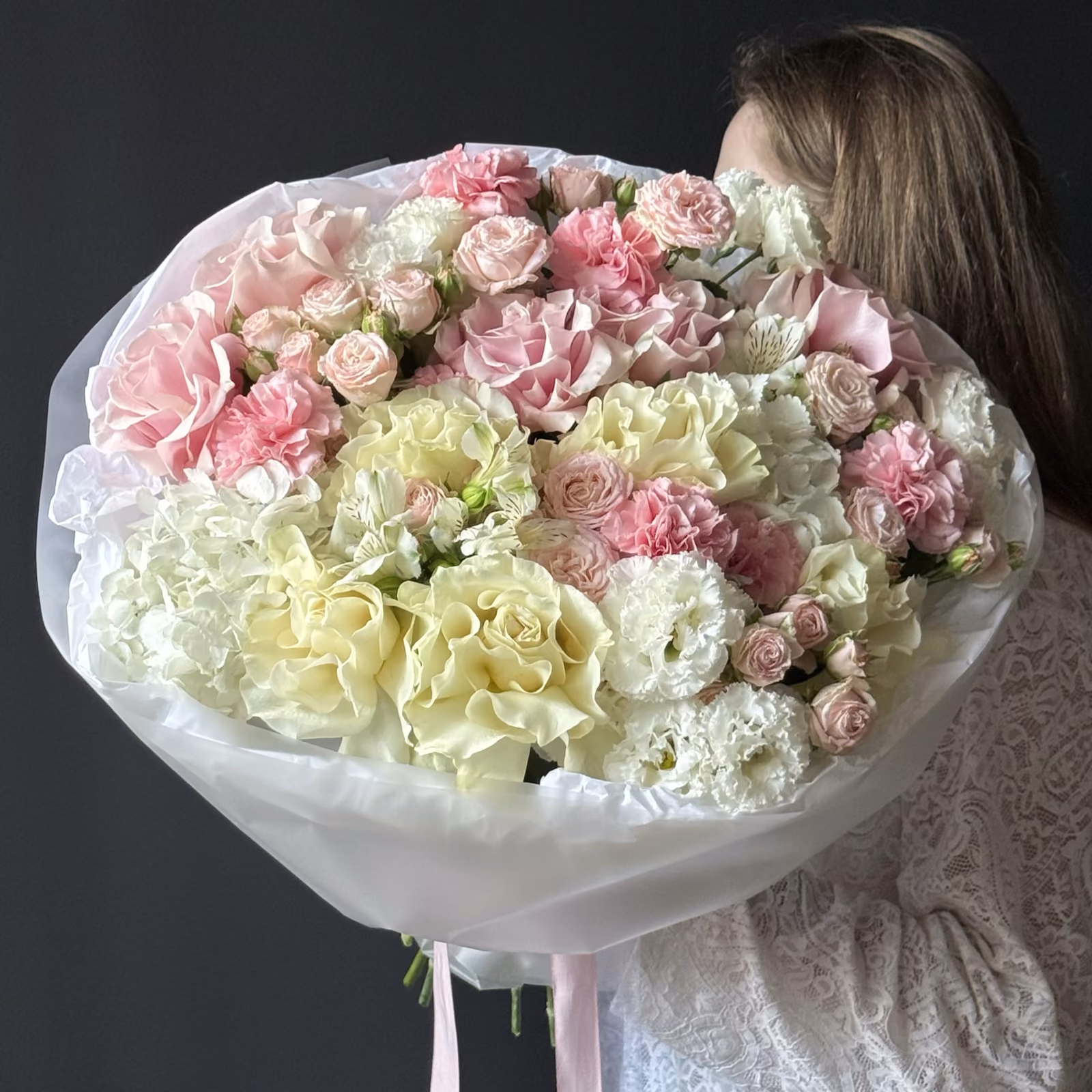 Авторский букет «Зефир» из роз, гортензии и гвоздик — THE ÁME Flowers