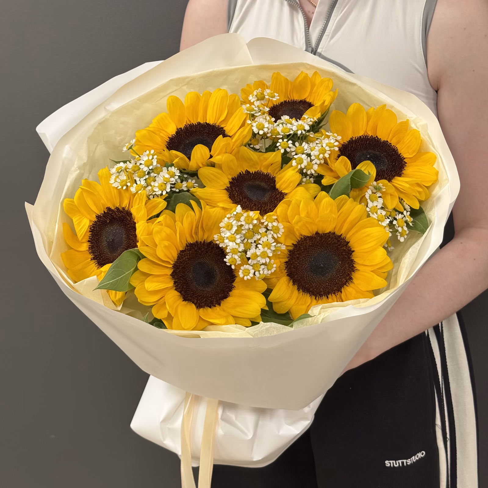 Букет из 7 подсолнухов с ромашками — THE ÁME Flowers