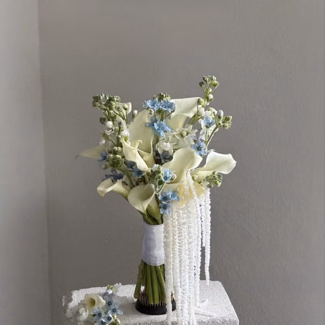 Свадебный букет с оксипеталумом, каллой и маттиолой — THE ÁME Flowers