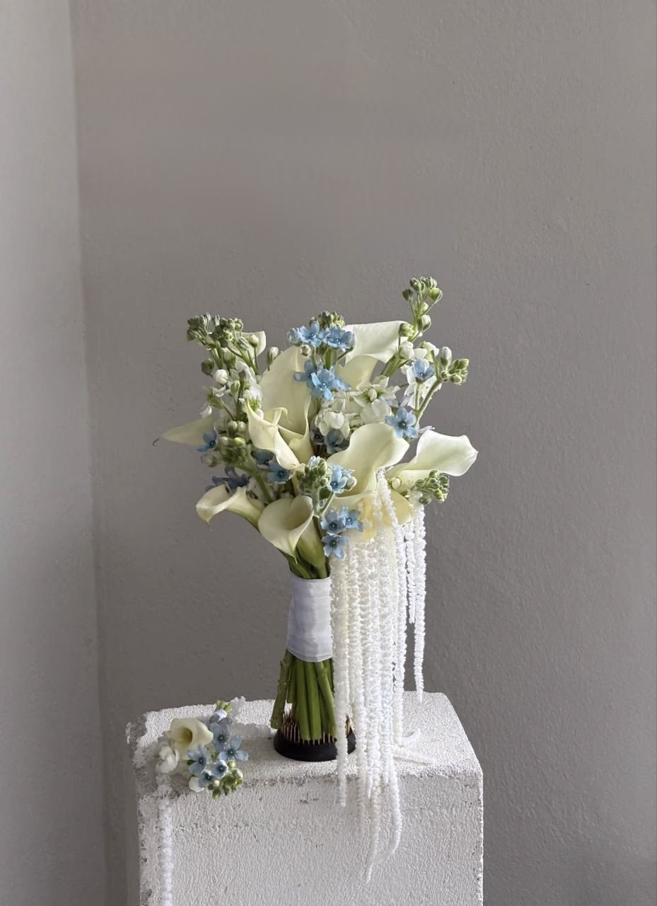 Свадебный букет с оксипеталумом, каллой и маттиолой — THE ÁME Flowers