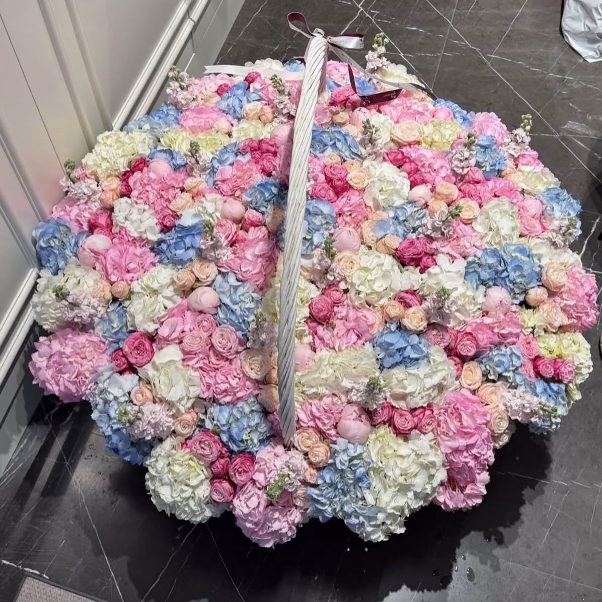 Огромная авторская корзина с гортензиями, пионами и розами — THE ÁME Flowers