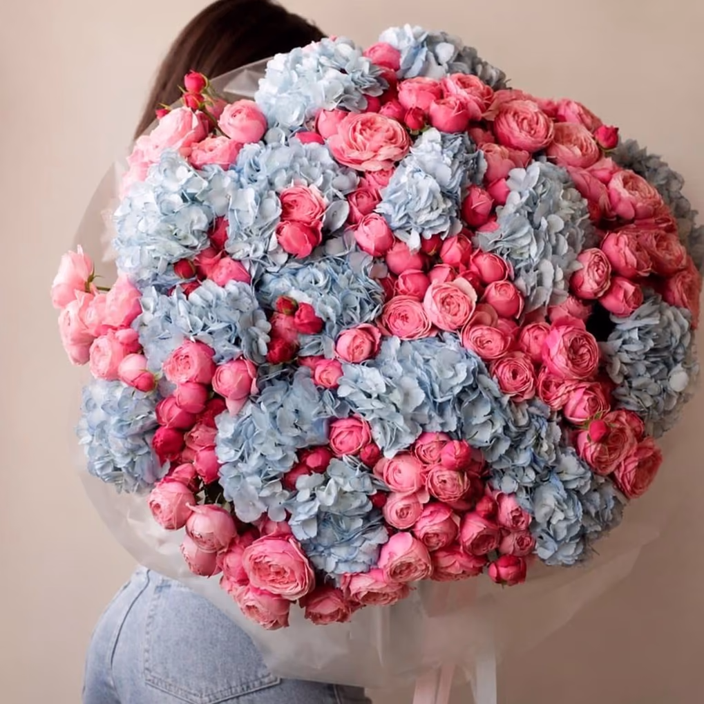 Авторский букет «Розовое небо» из голубых гортензий и пионовидных роз — THE ÁME Flowers