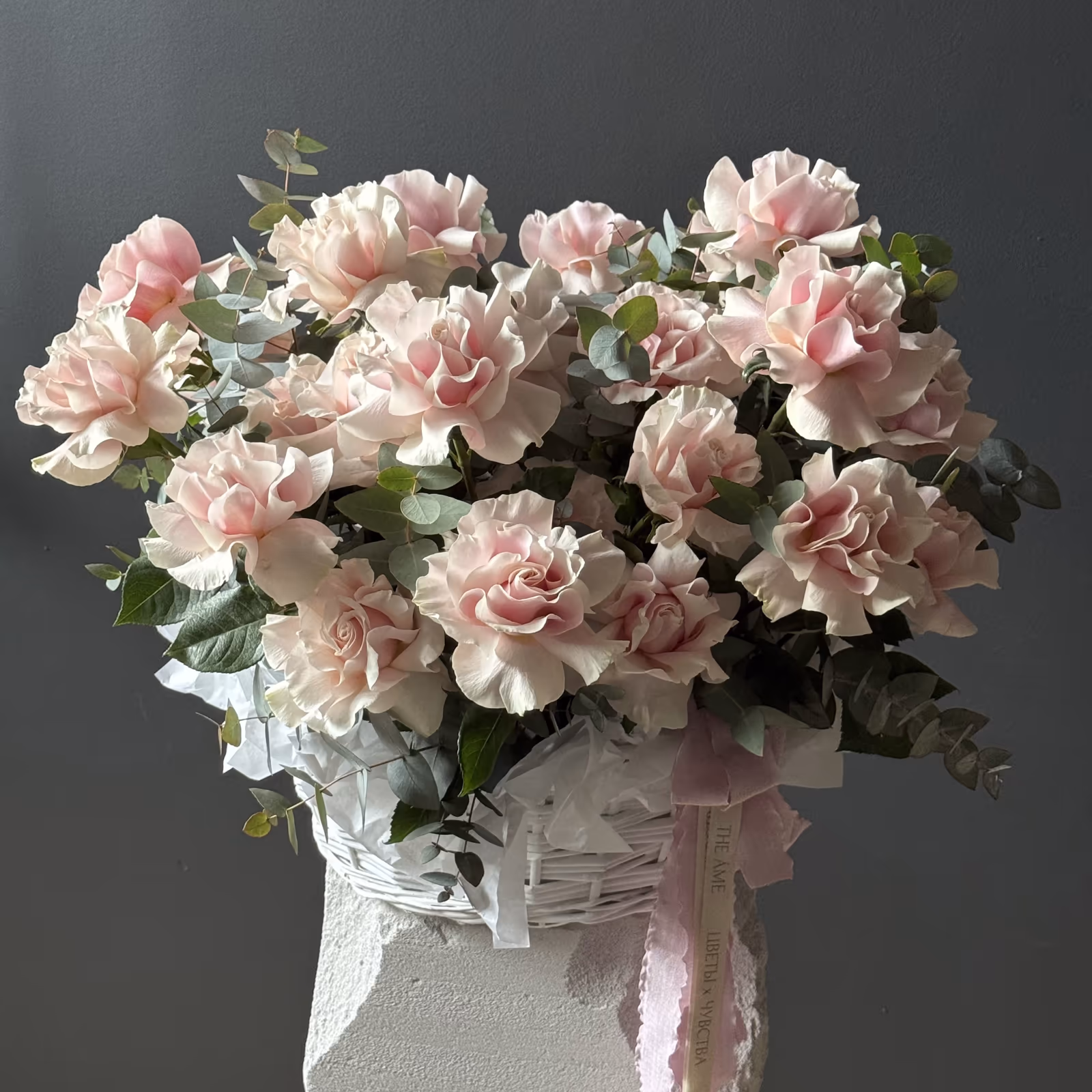 Корзина из 25 французских роз и эвкалипта — THE ÁME Flowers