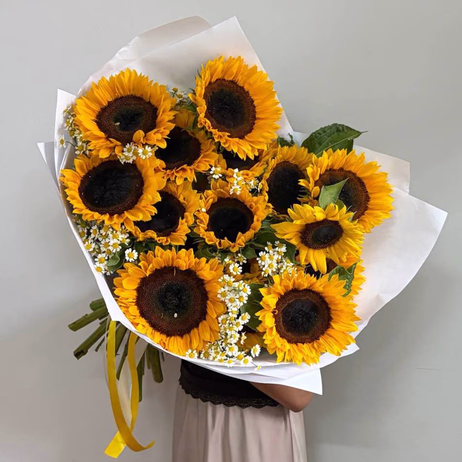 Авторский букет «Солнечные ромашки» из подсолнухов и ромашек — THE ÁME Flowers