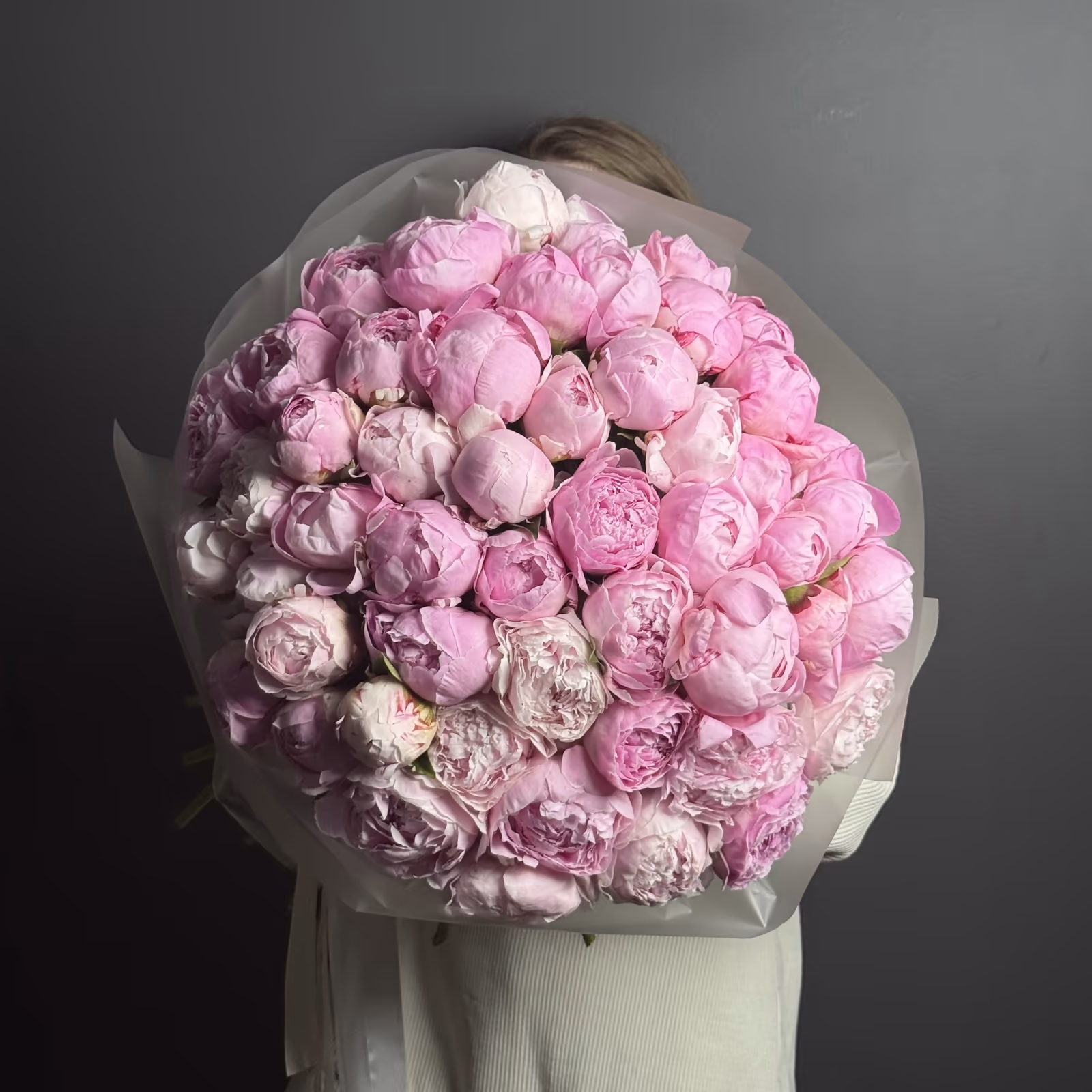 Букет из 51 пиона Sarah Bernhardt — THE ÁME Flowers