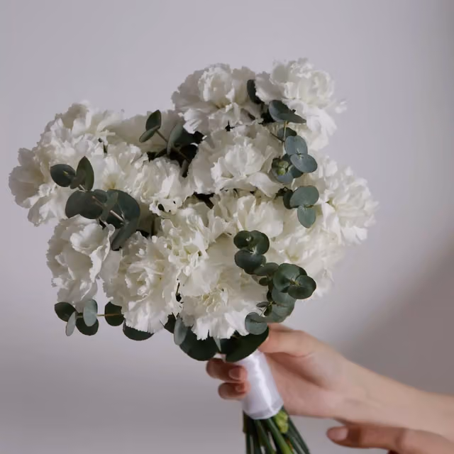 Букет невесты из белых гвоздик и эвкалипта — THE ÁME Flowers