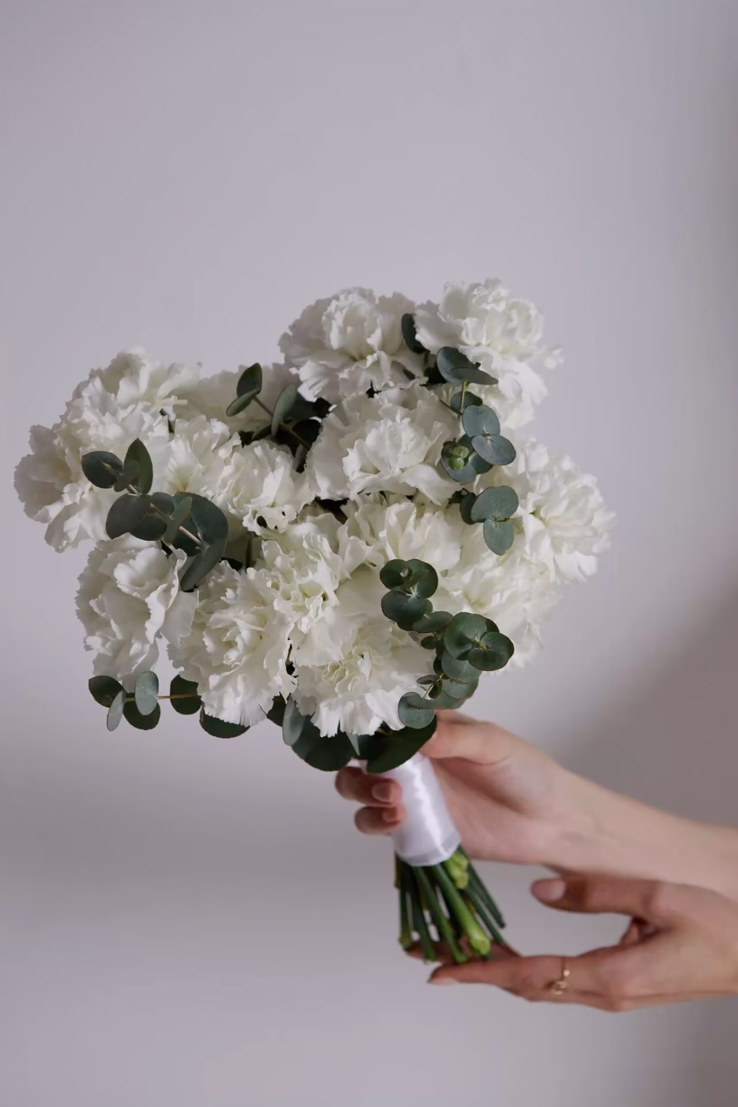 Букет невесты из белых гвоздик и эвкалипта — THE ÁME Flowers