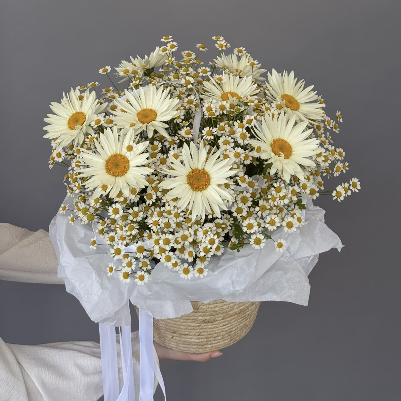 Корзина с ромашками и матрикарией «Летнее поле» — THE ÁME Flowers