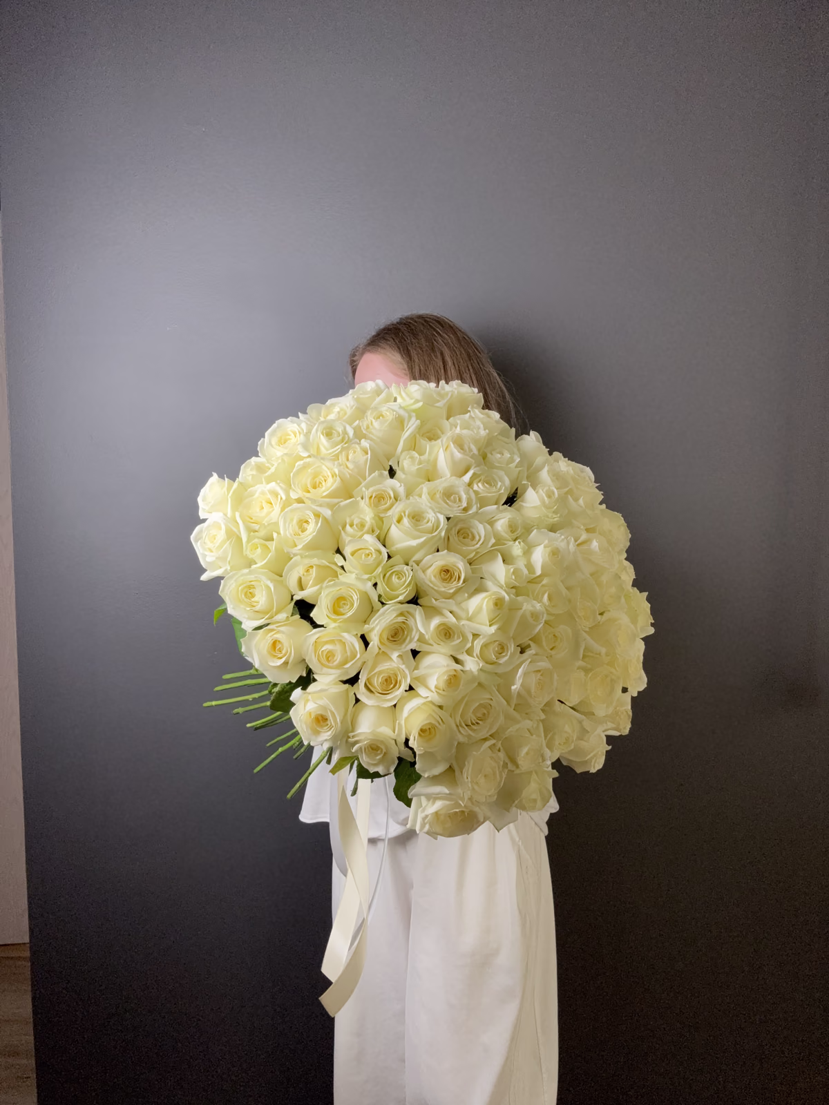 Монобукет из 75 белых роз «White Elegance» — фото 3