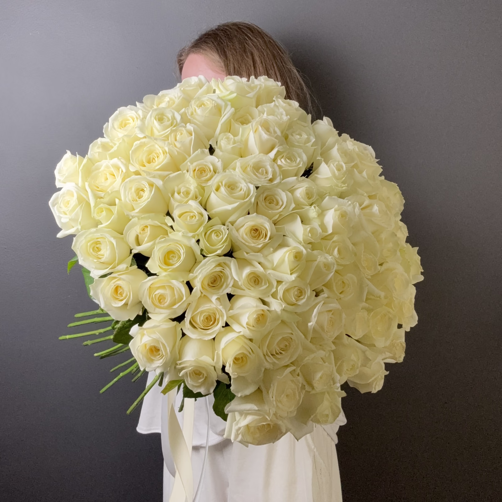 Монобукет из 75 белых роз «White Elegance» — THE ÁME Flowers