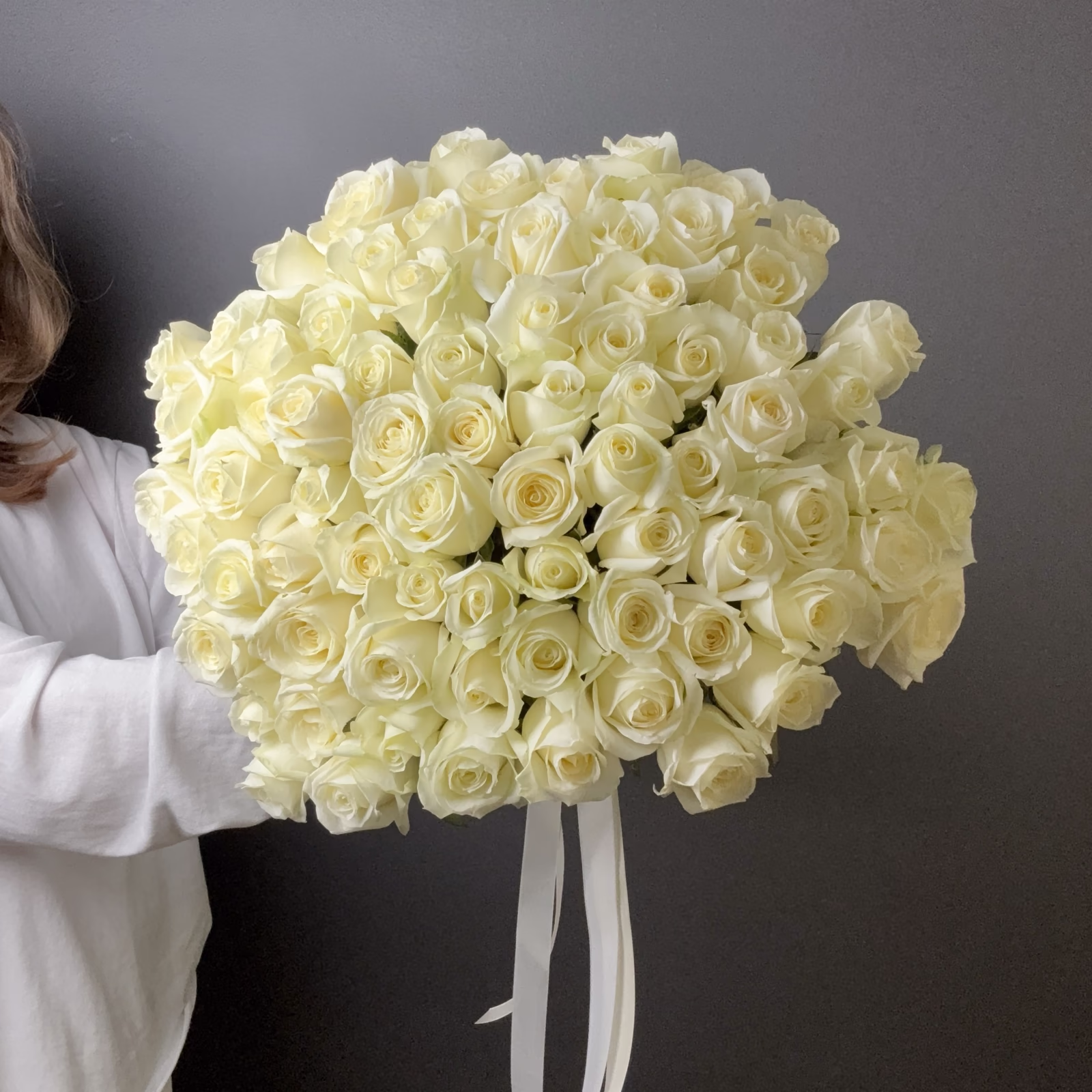 Монобукет из 75 белых роз «White Elegance» — фото 3