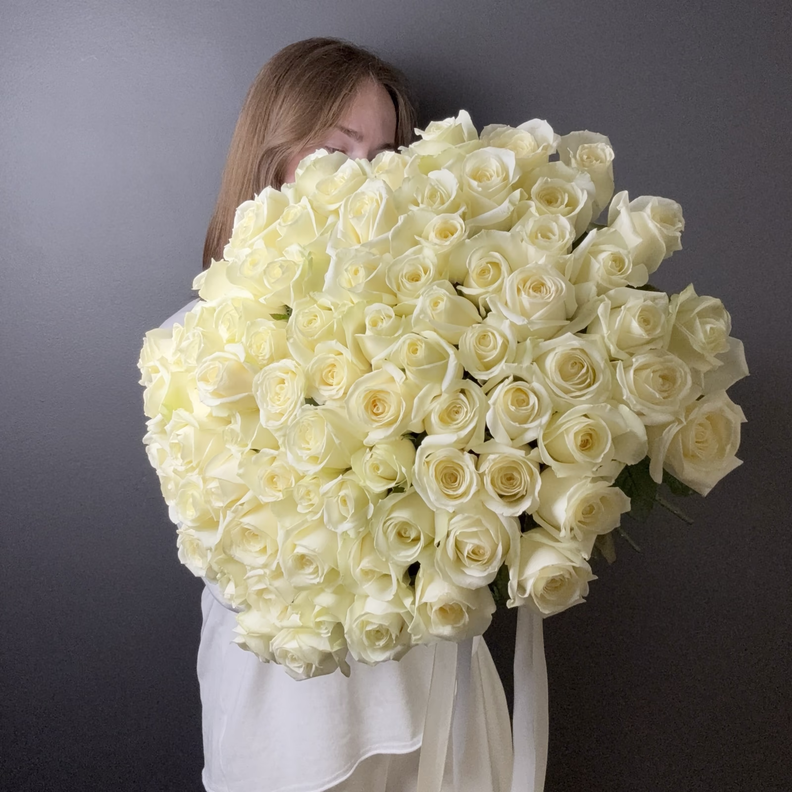 Монобукет из 75 белых роз «White Elegance» — фото 4