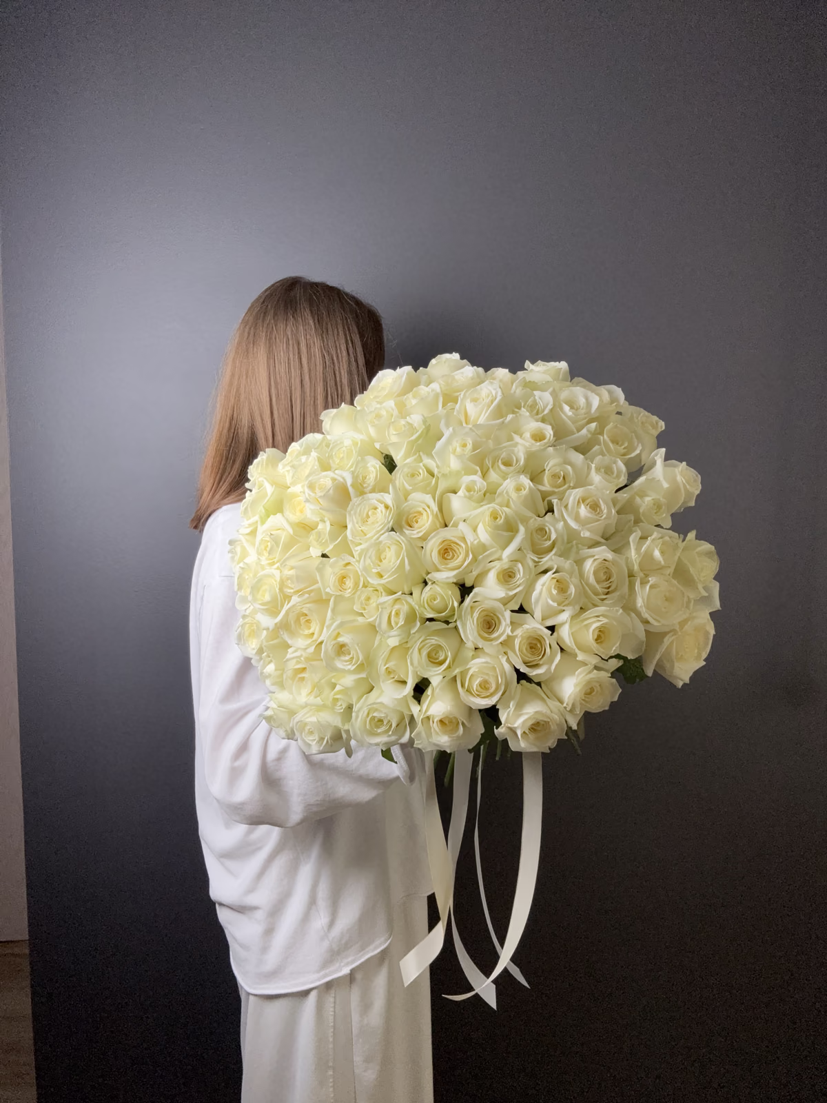 Монобукет из 75 белых роз «White Elegance» — THE ÁME Flowers