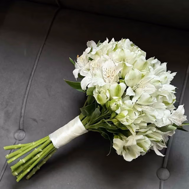 Монобукет невесты из белой альстромерии — THE ÁME Flowers