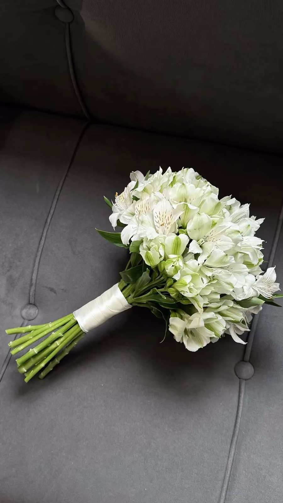 Монобукет невесты из белой альстромерии — THE ÁME Flowers
