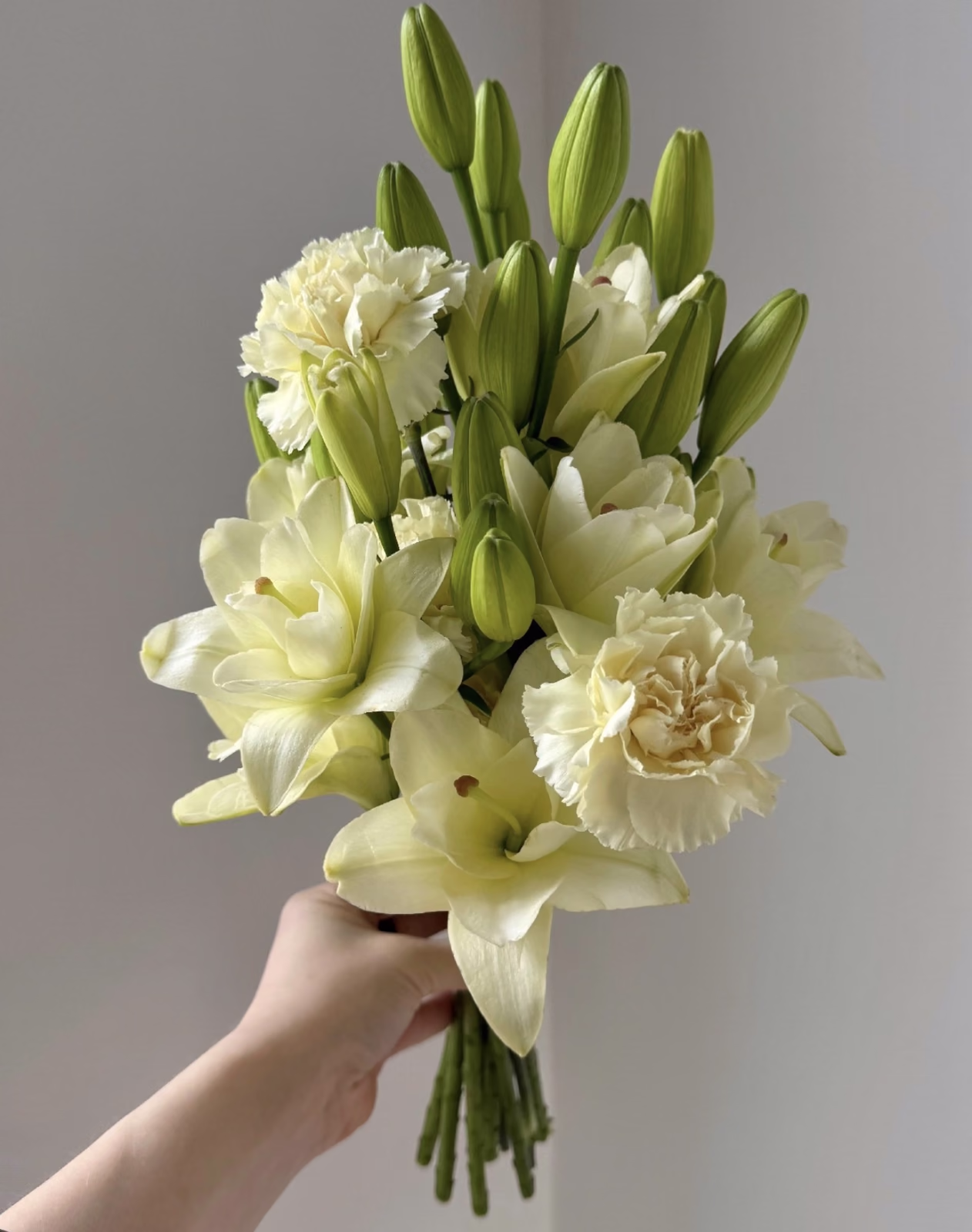 Букет невесты из лилий и гвоздики — THE ÁME Flowers