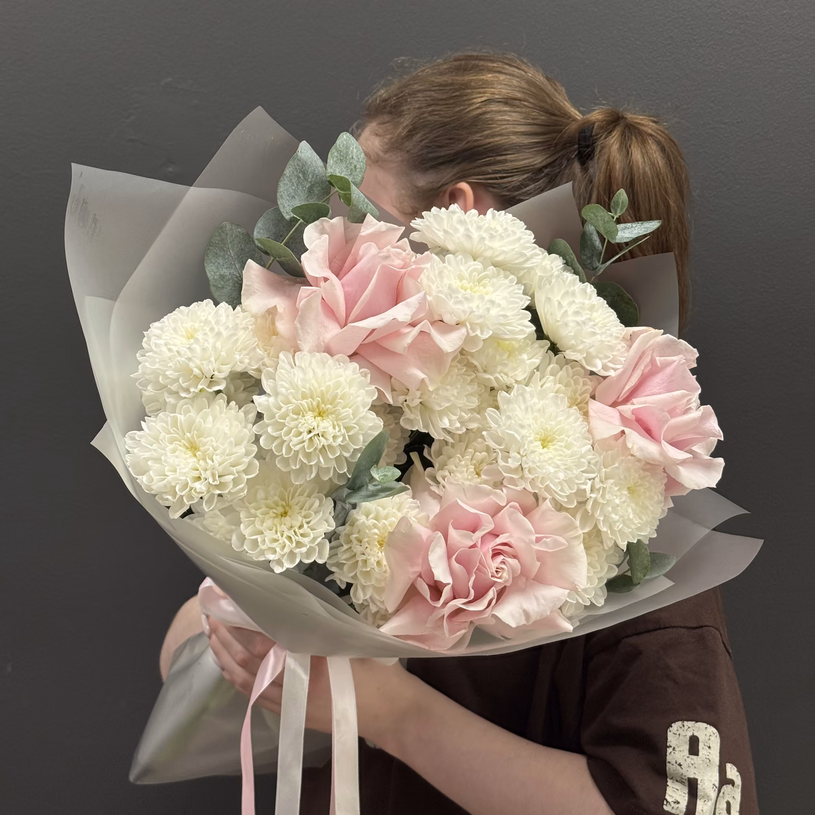 Авторский букет «Нежность» из роз, хризантем и эвкалипта — THE ÁME Flowers
