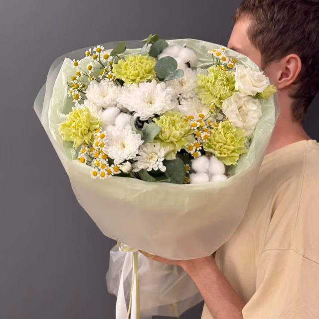 Авторский букет «Лаймовый» из гвоздик, хризантем и хлопка — THE ÁME Flowers