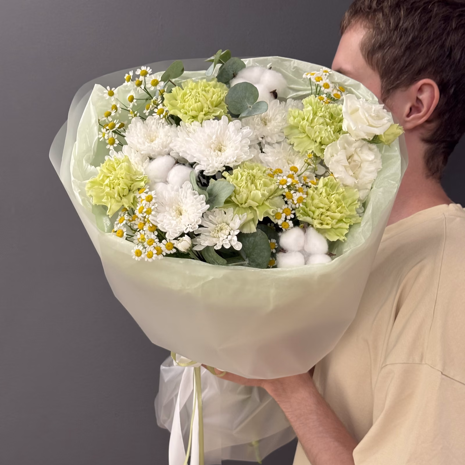 Авторский букет «Лаймовый» из гвоздик, хризантем и хлопка — THE ÁME Flowers