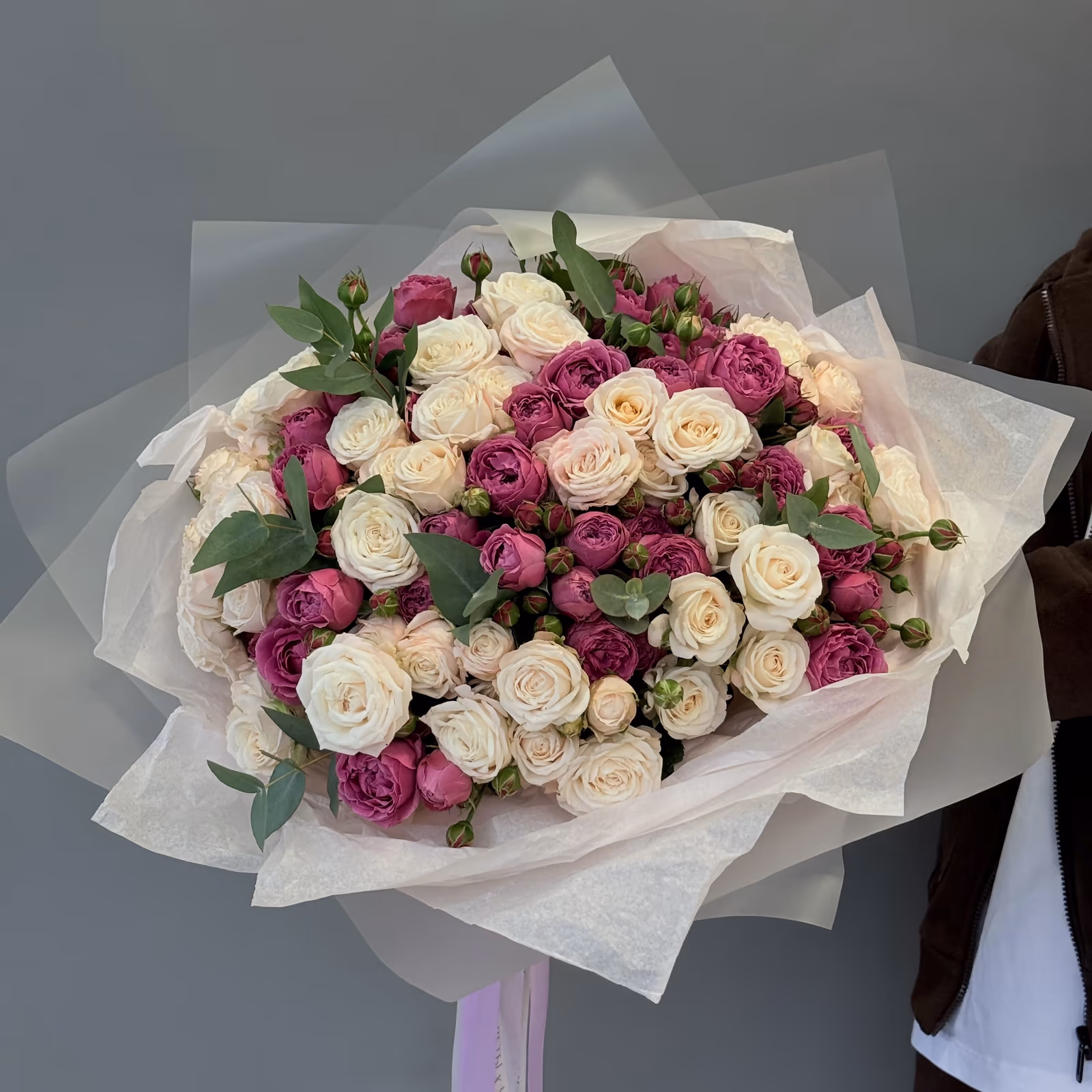 Микс нежных пионовдных роз