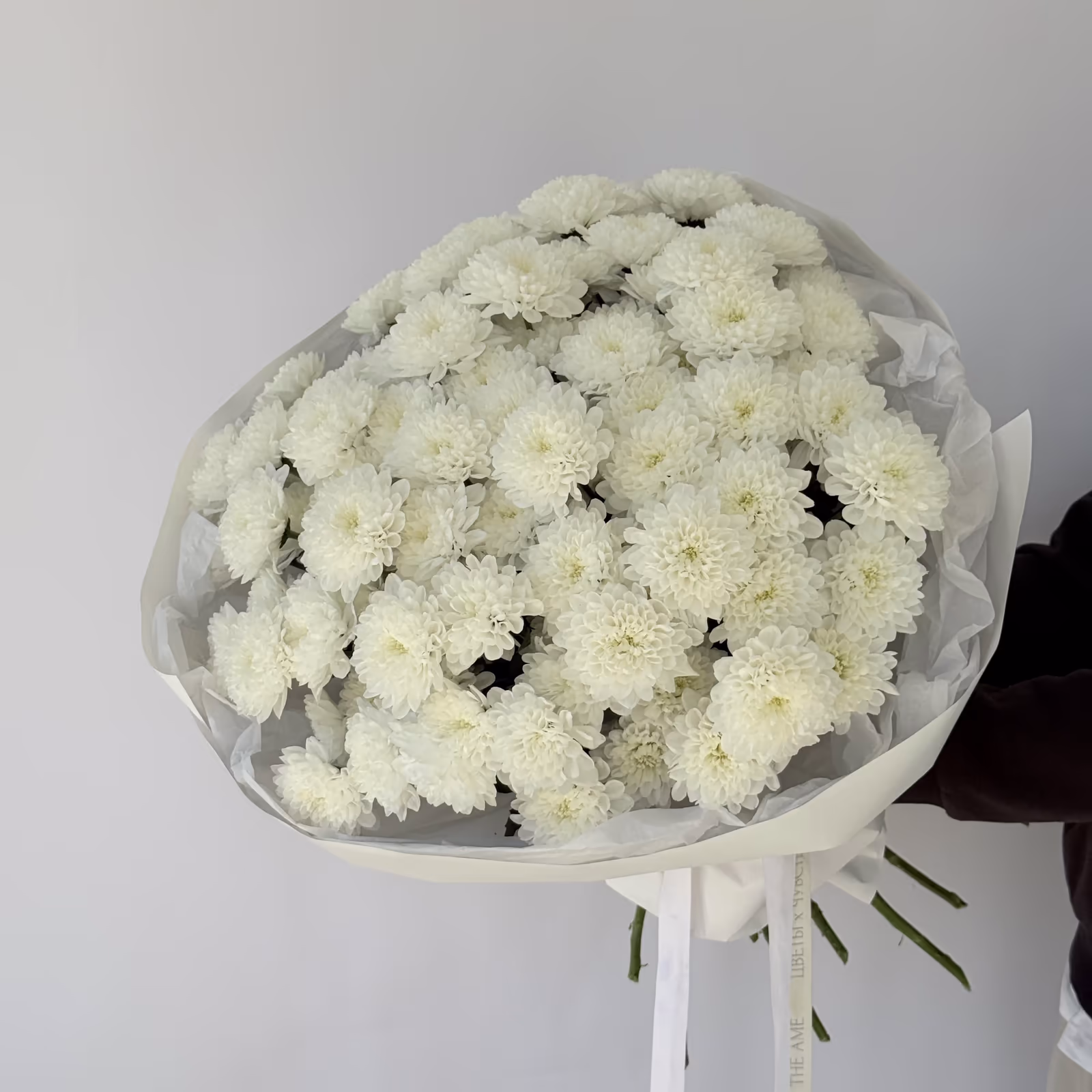 Монобукет из белых хризантем — THE ÁME Flowers