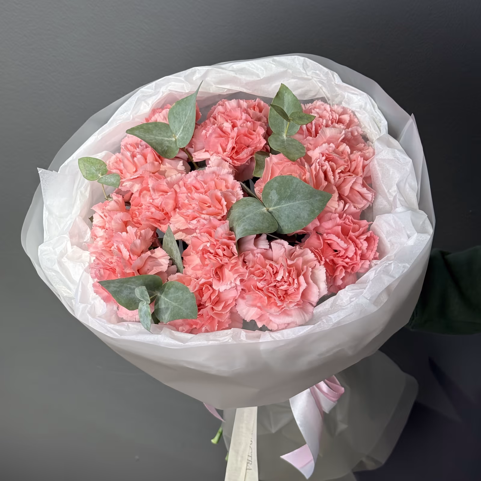 Букет из розовых гвоздик и эвкалипта — THE ÁME Flowers