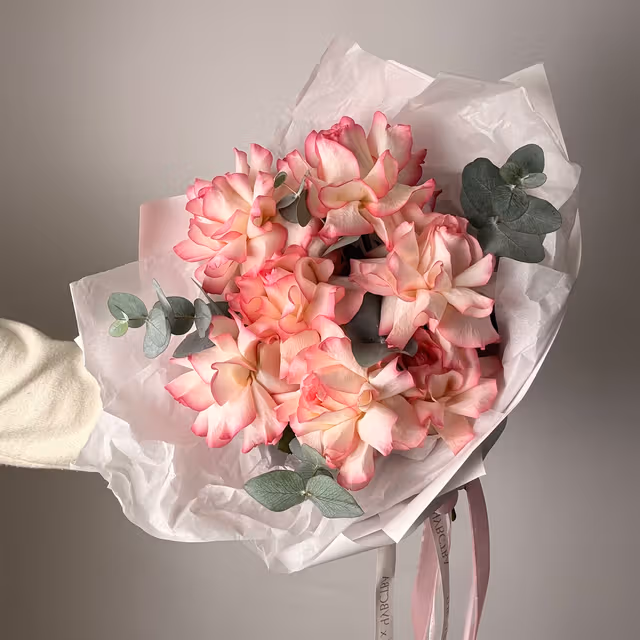 Букет с Французскими розами и эвкалиптом — THE ÁME Flowers