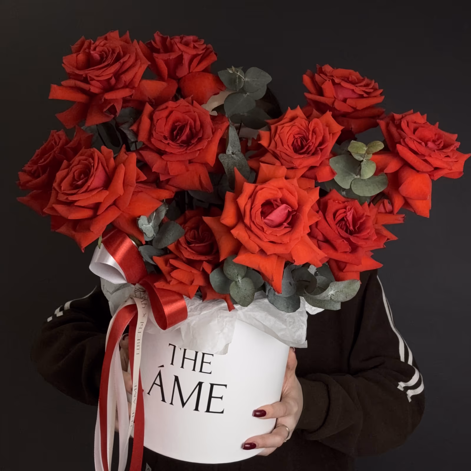 Красные розы в коробке — THE ÁME Flowers