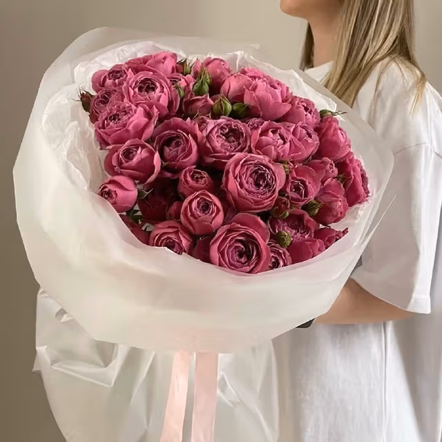 Монобукет из пионовидных кустовых роз Мисти Баблз — THE ÁME Flowers