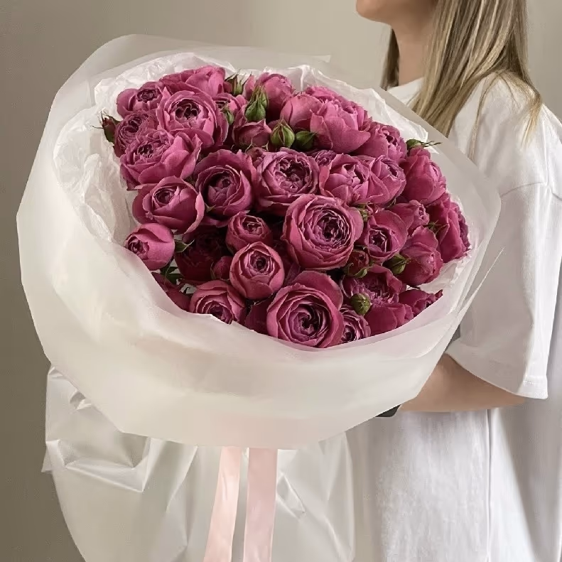 Монобукет из пионовидных кустовых роз Мисти Баблз — THE ÁME Flowers